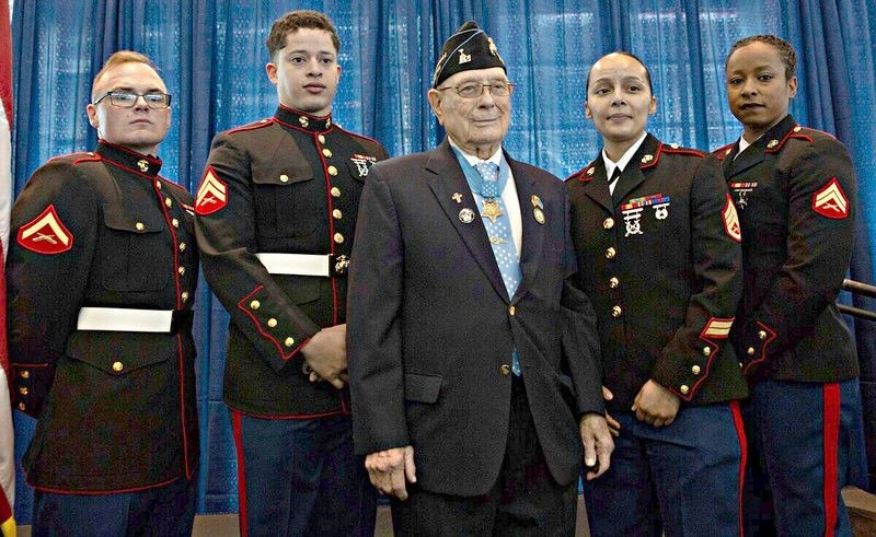 Woody Williams standing with four Marines.